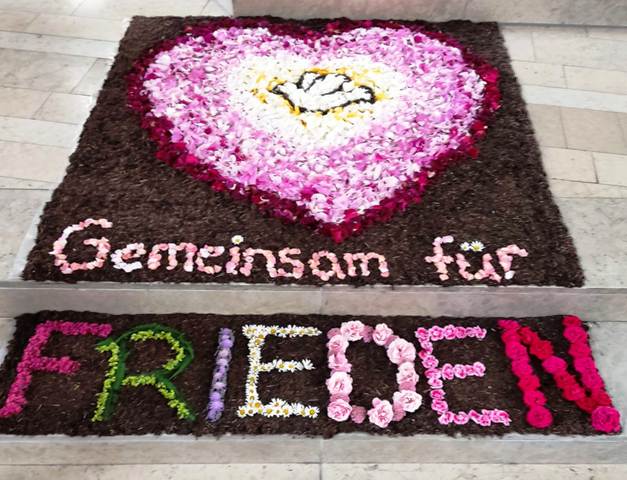 Blumenteppich 2026 in der Kirche - Foto:  Uli Körber